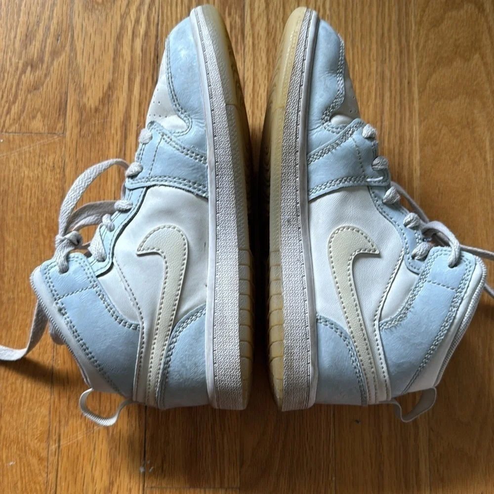 Nike Air Jordan sz 1 glitter swish High-Top Sneakers - white blue great cond